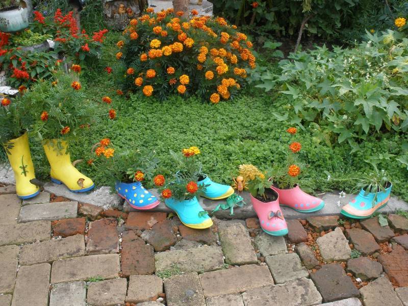 Необычные украшения для сада из обуви