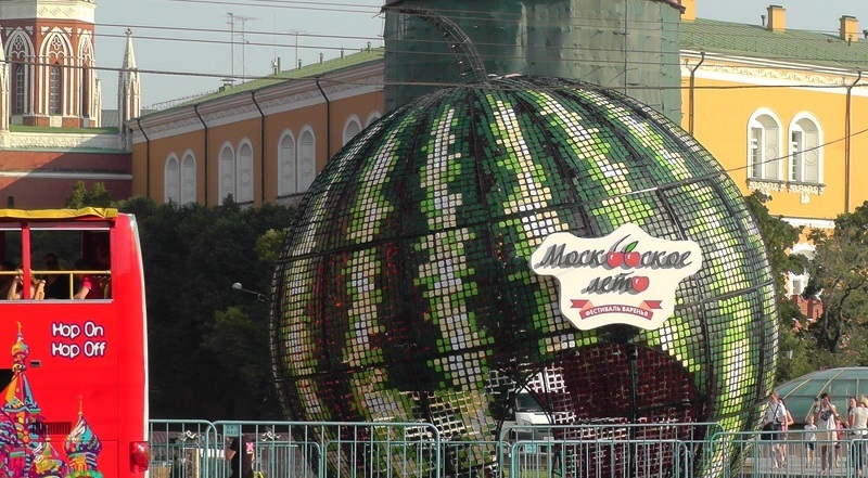 Фестиваль варенья 2015 «Московское лето»: гигантский арбуз на Сочной набережной