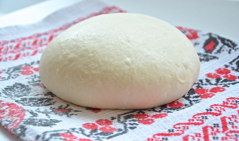 Дрожжевое тесто для пирога со сливовым вареньем
