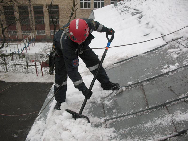 Уборка снега с крыш с фото: что использовать, как облегчить
