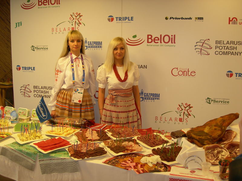 Мясные деликатесы на ярмарке