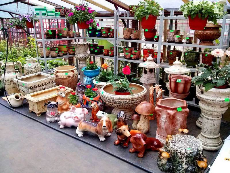 Горшки для растений и садовые скульптуры на выставке