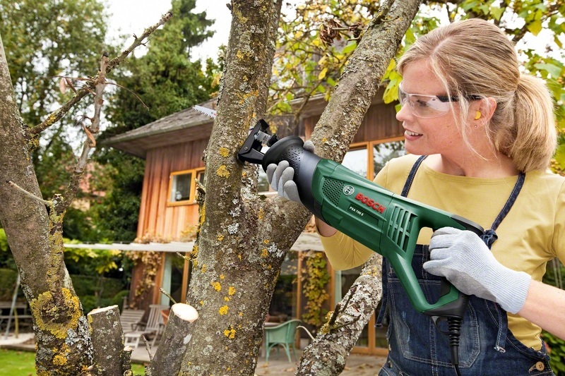 Специальная ножовка для обрезки деревьев