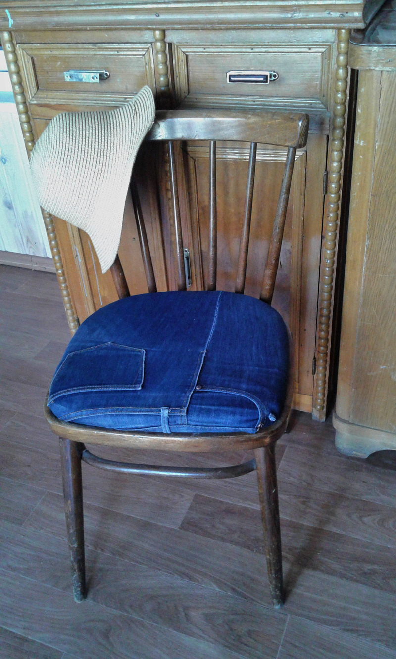 Стул с джинсовым сиденьем