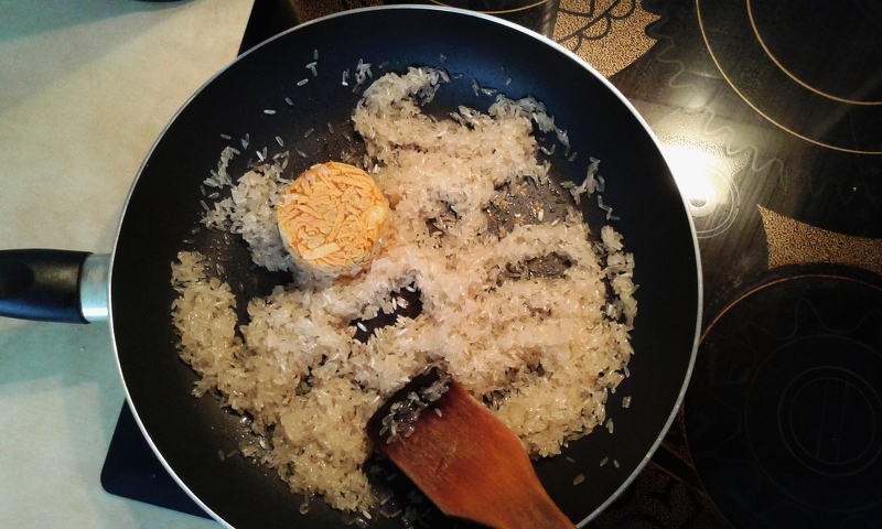 Рис и брикеты выкладываем на сковороду