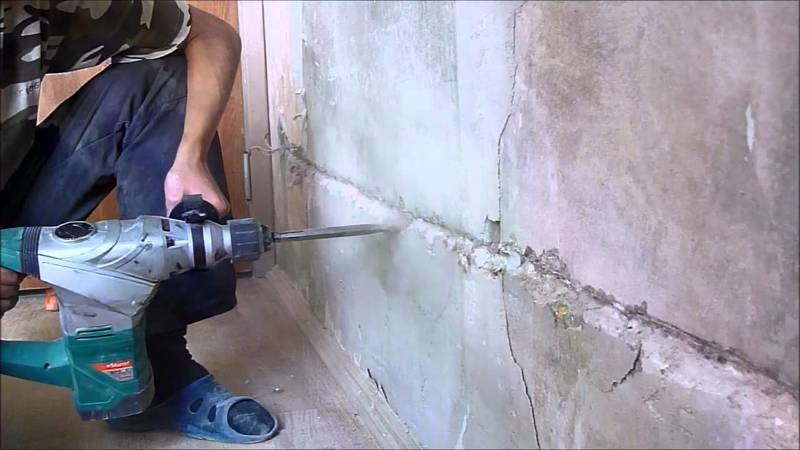 Штробление бетонной стены перфоратором