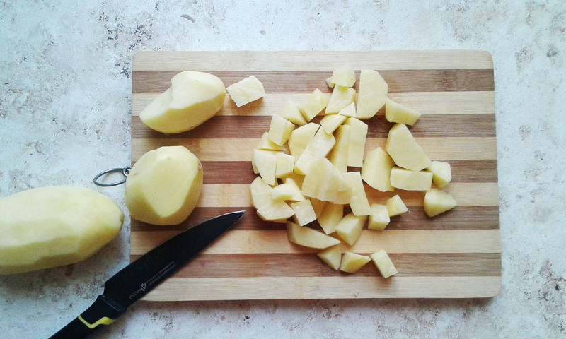 Нарезаем очищенный картофель