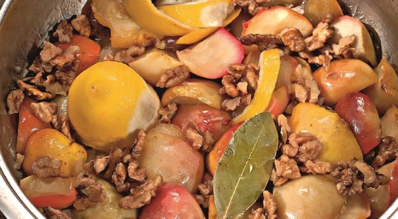 Готовим яблочное варенье дольками с грецким орехом и ромом