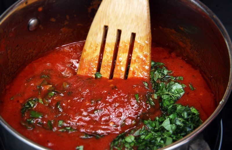 Готовим томатный соус для тыквы