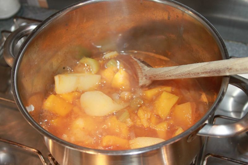 Отвариваем овощи на суп-пюре из тыквы
