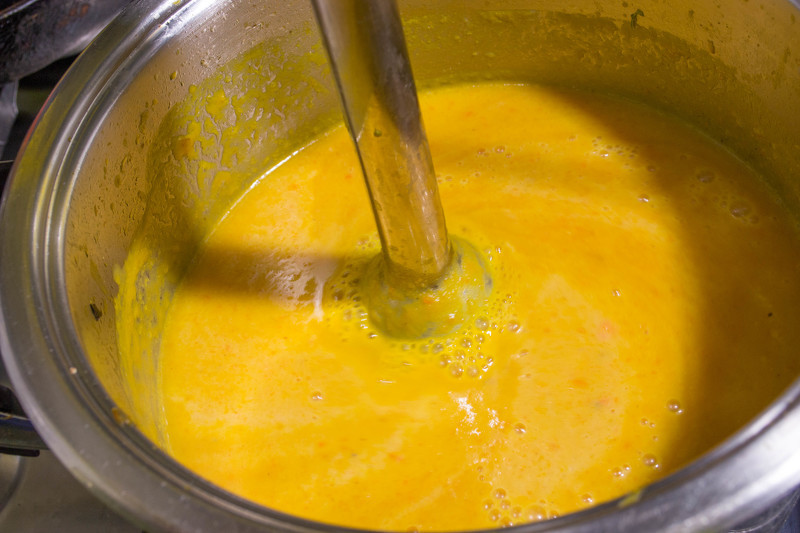 Взбиваем суп-пюре из тыквы до однородной массы