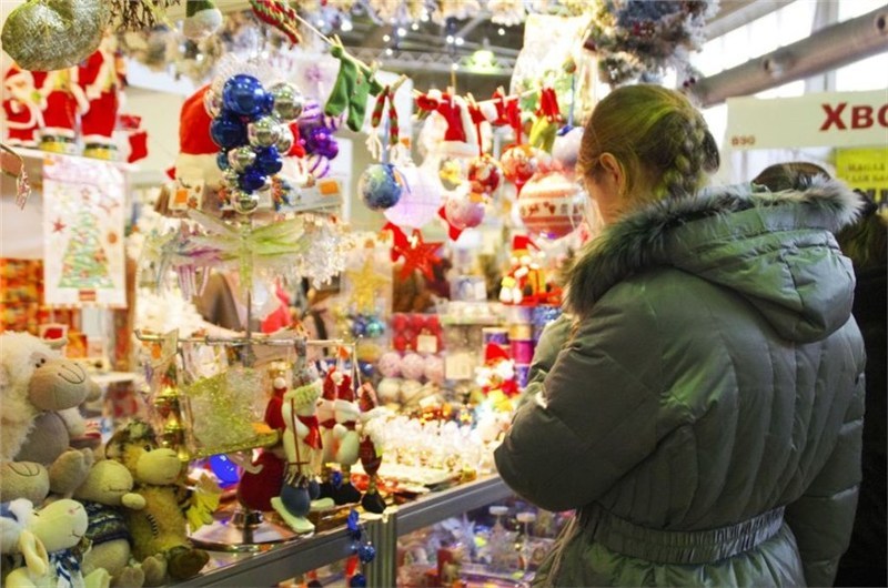Новогодние атрибуты на рождественской ярмарке Сибири