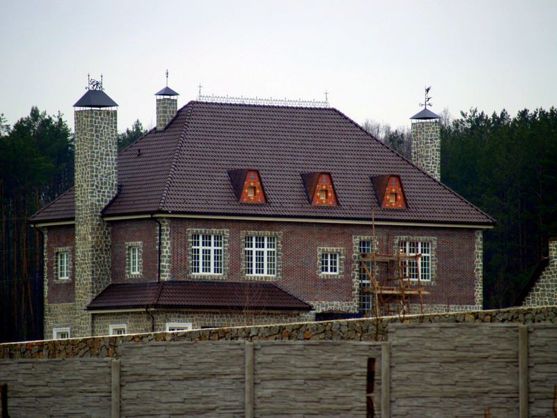 Четырехскатная крыша частного дома