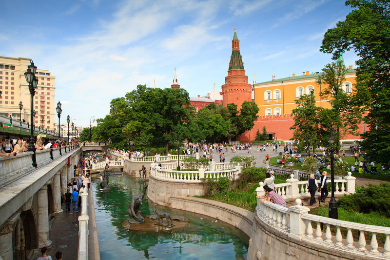 Александровский сад у Кремля в Москве