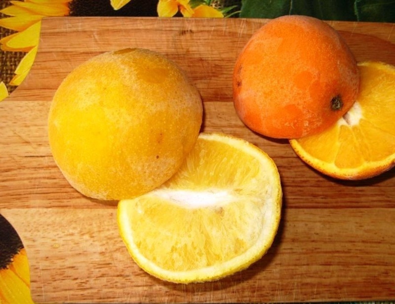 Нарезаем подмороженные фрукты для приготовления лимонада