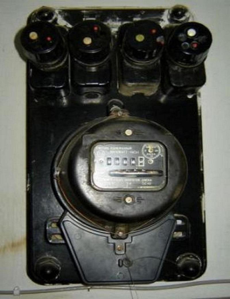 Старый механический счетчик с автоматическими пробками