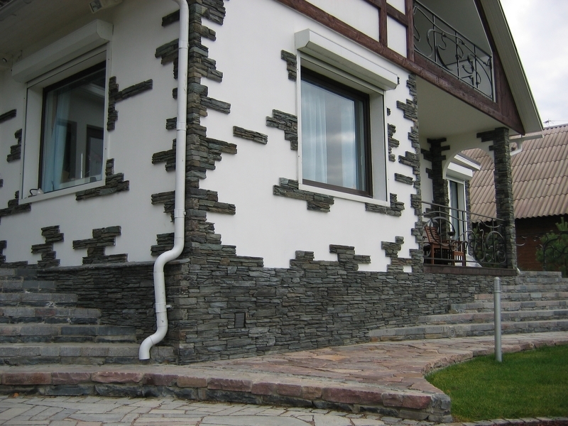 Применение декоративной бетонной плитки в облицовке фасада