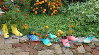 Необычные украшения для сада из обуви