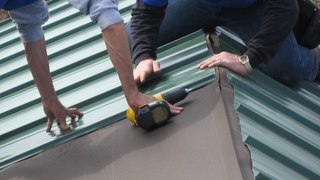 Крепеж профнастила. Как правильно покрыть крышу профнастилом своими руками