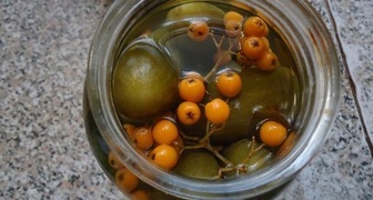 Рецепт консервации огурцов с ягодами рябины