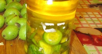Рецепт - Ликер из зеленых грецких орехов с корицей