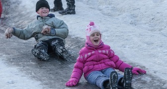 Катание на ледяной горке - традиционная русская забава