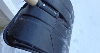 Сломанная лопата для уборки снега