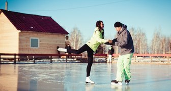 Веселые развлечения на льду во время Новогодних каникул