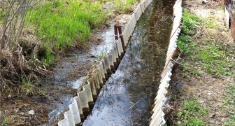 Готовимся к паводку - очистка и ремонт водоотводных канав весной.