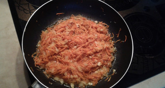 Жарим лук и морковь в глубокой сковороде