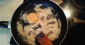 Рис и брикеты выкладываем на сковороду