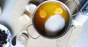 Добавляем сахар и яйца