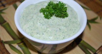 Рецепт - Сметанный соус с хреном и зеленью