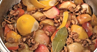 Готовим яблочное варенье дольками с грецким орехом и ромом