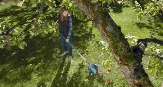 Насадка для комбисистемы - плодосборник GARDENA, которым достаточно просто провести по опавшим фруктам, чтобы их подобрать с земли