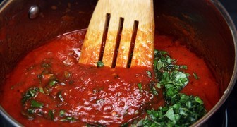 Готовим томатный соус для тыквы