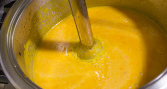 Взбиваем суп-пюре из тыквы до однородной массы