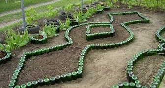 Фигурный декоративный огород с ограждением из бутылок