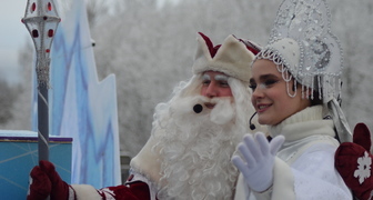 Дед Мороз и снегурочка на торжественной церемонии мероприятия.