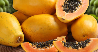 Тропический фрукт - папайя