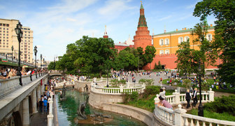 Александровский сад у Кремля в Москве