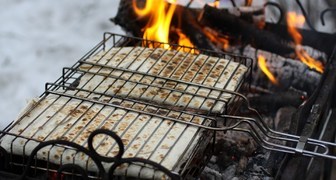 Запеченый на гриле лаваш с сыром и помидорами