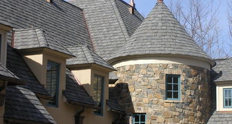 Битумная черепица фото: крыша коттеджа в замковом стиле