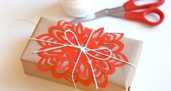 Бумажные снежинки в декоре подарка на Новый год