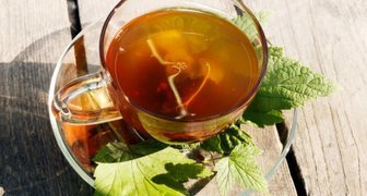 Малиновый чай из веточек и листьев поможет избавиться от простуды