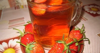 Чай из ягод и листьев земляники очень полезен