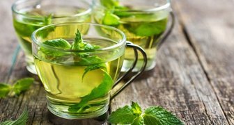 Сладкий чай с мятой поможет ослабить головную боль в области висков