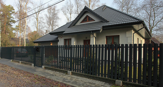 Частный дом с забором из евроштакетника