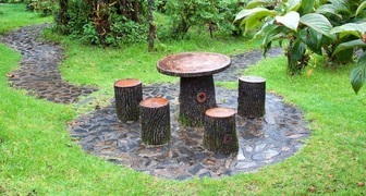 Простая мебель для сада из деревянных колод