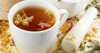 Детский чай на травах снимет симптомы простуды
